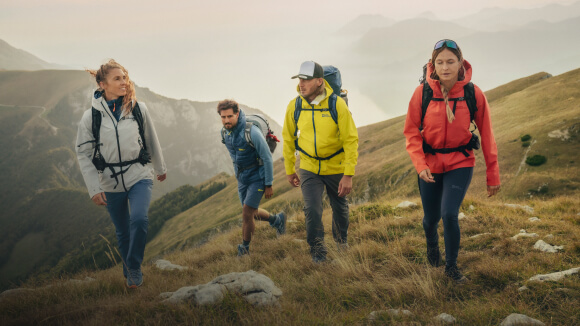 Mujer de excursión por la naturaleza