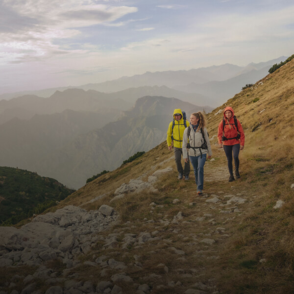 Dos personas de excursión por la naturaleza